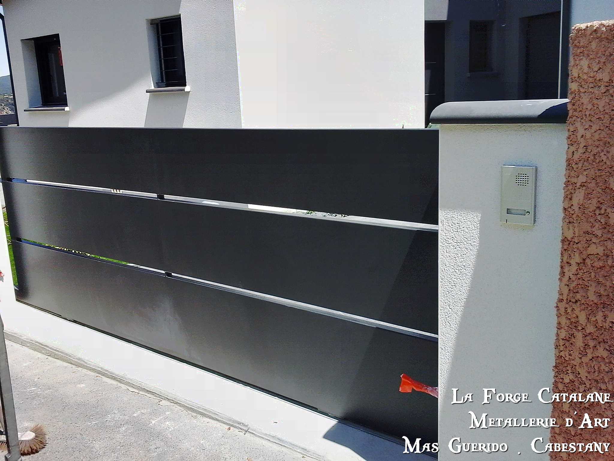 portail coulissant tole caissonnee moderne decoupe laser vantaux fer La Forge Catalane Cabestany (5).jpg